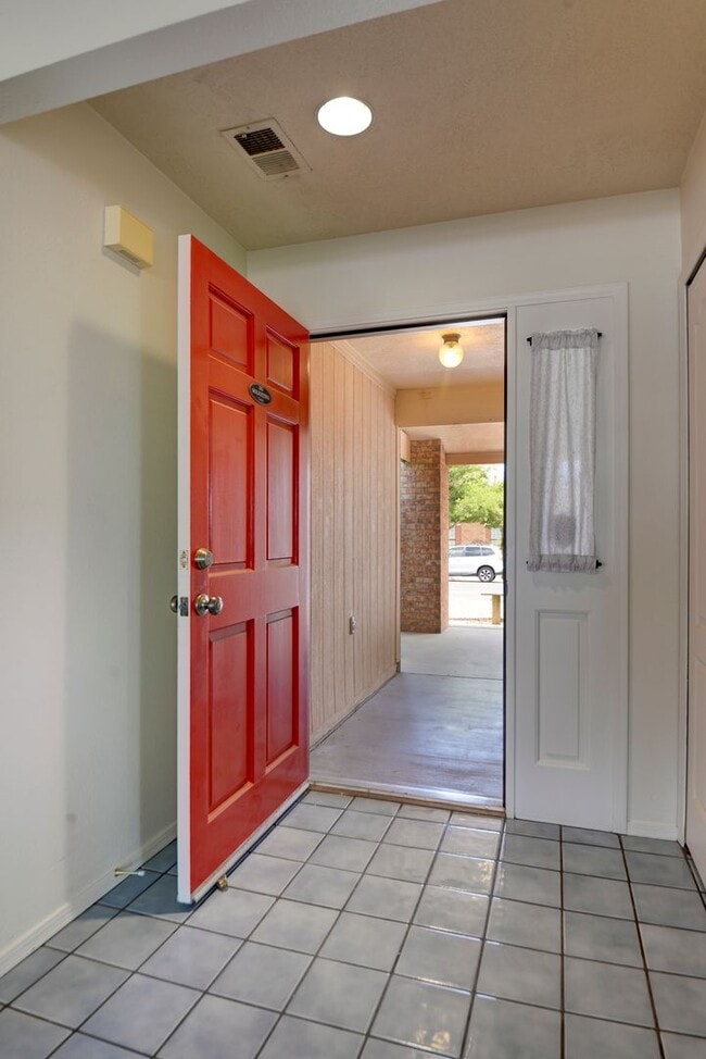 Building Photo - Amazing Three Bedroom in Heart of Rio Rancho!