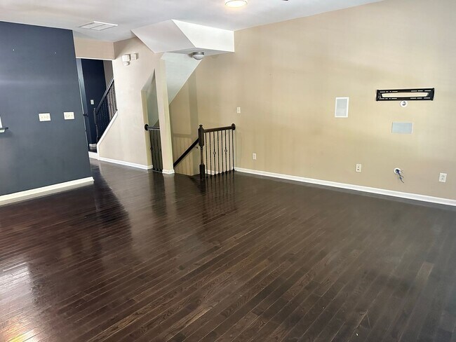 Foto del edificio - Amazing Three Bedroom Townhome in Southend!