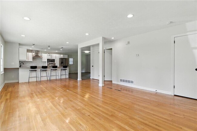 Foto del edificio - 2720 Birchwood Way SW