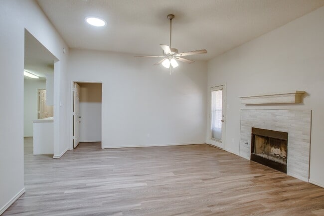 Building Photo - Spacious 3/2/2 Duplex!
