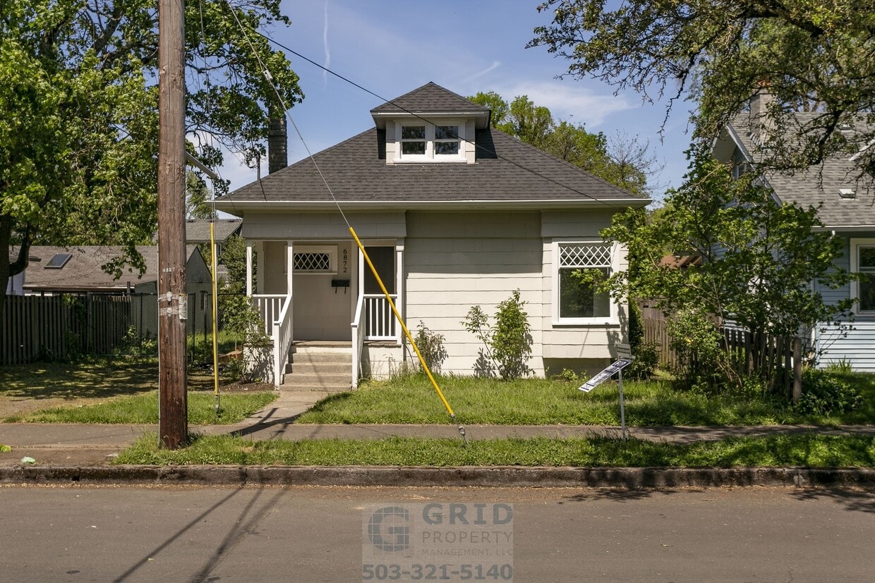 Charming 3 Bedroom Craftsman Home Available in SE Portland! - Charming 3 Bedroom Craftsman Home Available in SE Portland!