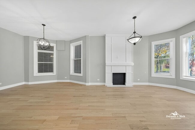 Building Photo - Gorgeous Lawndale 2 Bedroom Has it All