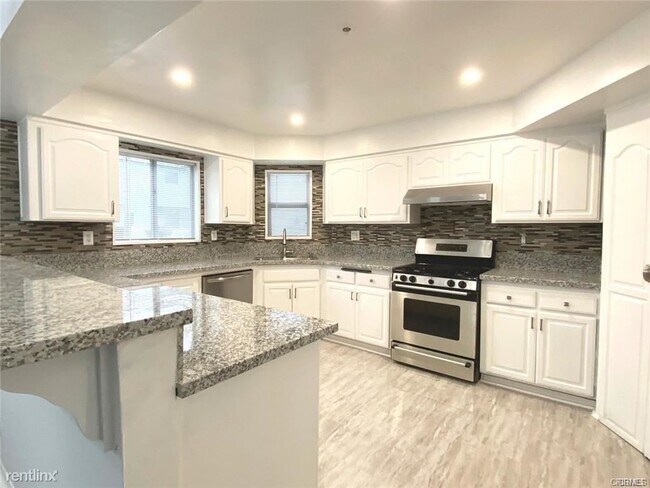 Foto del edificio - 9216 Tobias Ave