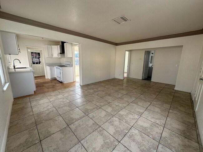 Building Photo - 3 BED 1 BATH HOME + STUDIO UNIT SAN BERNAR...