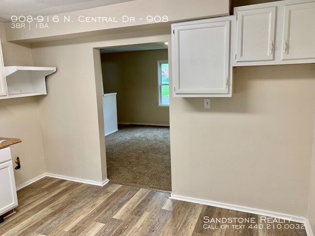 Building Photo - 3 bedroom Town house
