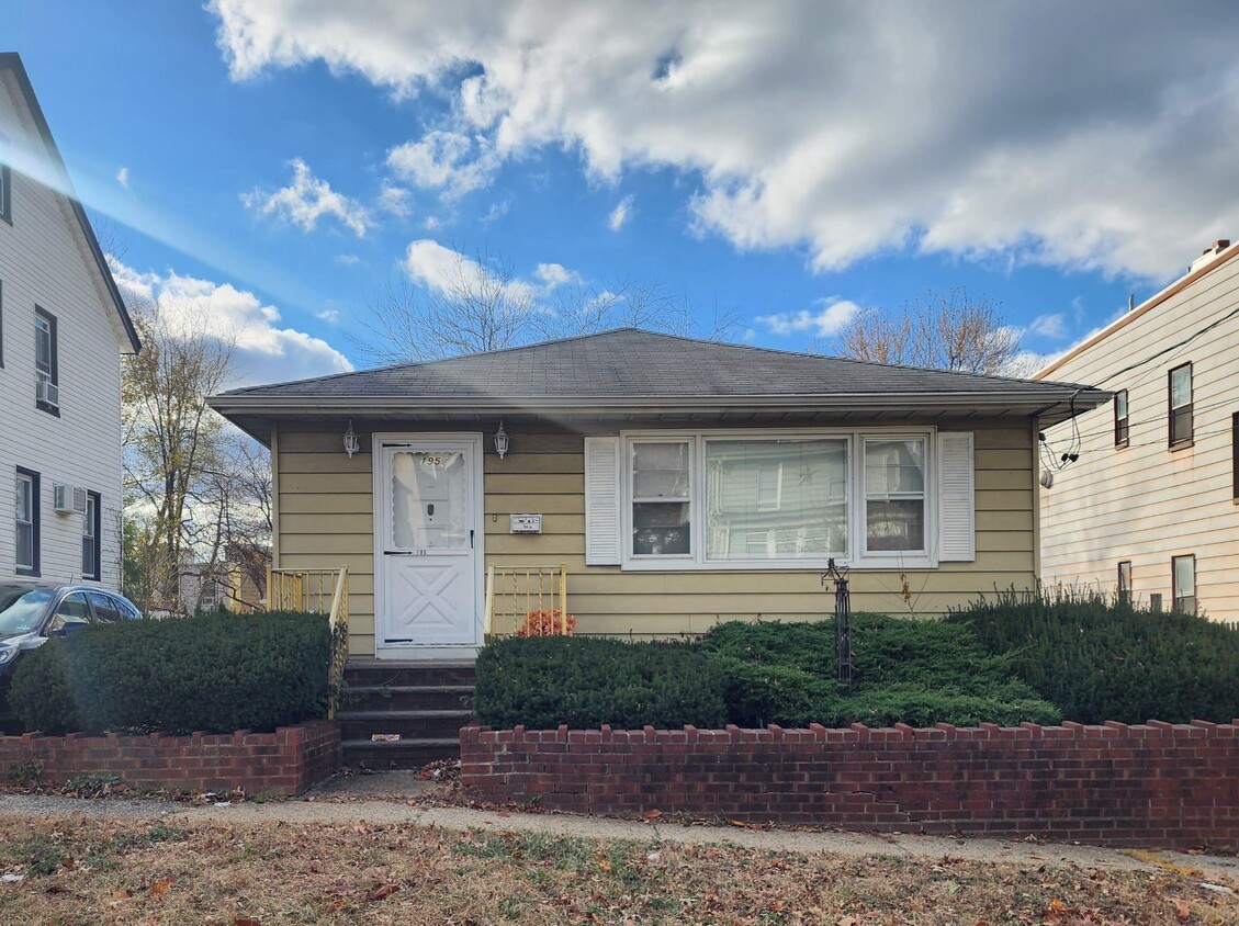 Foto principal - 195-7 Custer Ave
