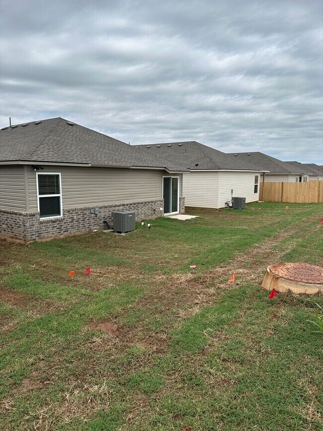 Foto del edificio - Now Available: Spacious 3-Bedroom, 2-Bath Home in Yukon—Don't Miss Out!