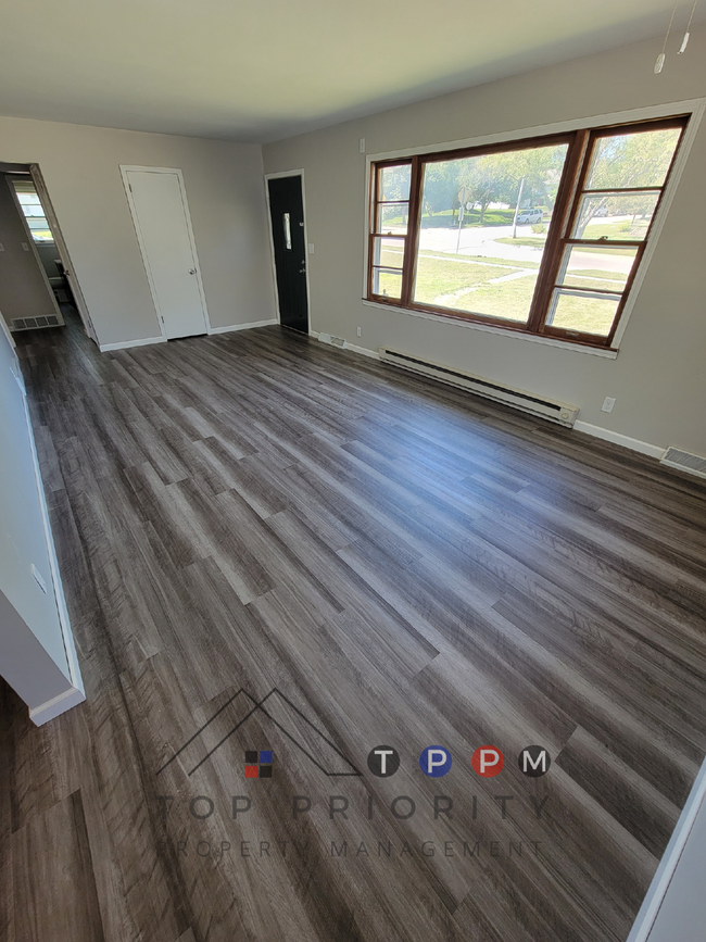 Building Photo - 3 Bedroom | 1 Bathroom Duplex in Cedar Fal...
