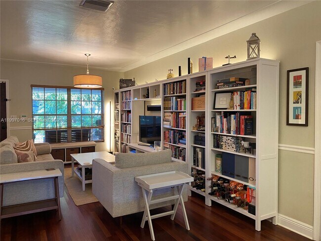 Foto del edificio - 600 Alminar Ave