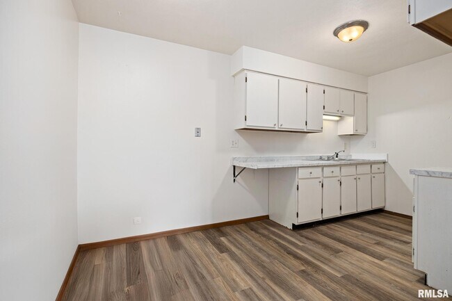 Building Photo - 1300 W Jeth Ct