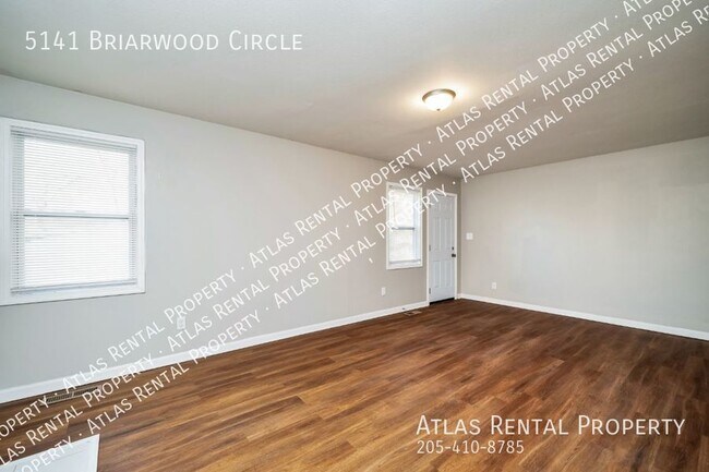 Foto del edificio - 5141 Briarwood Cir
