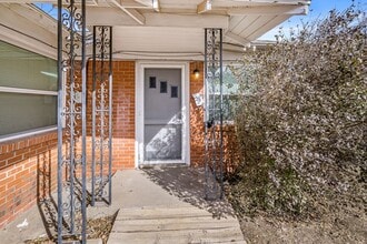 Building Photo - 2306 SW 8th Ave