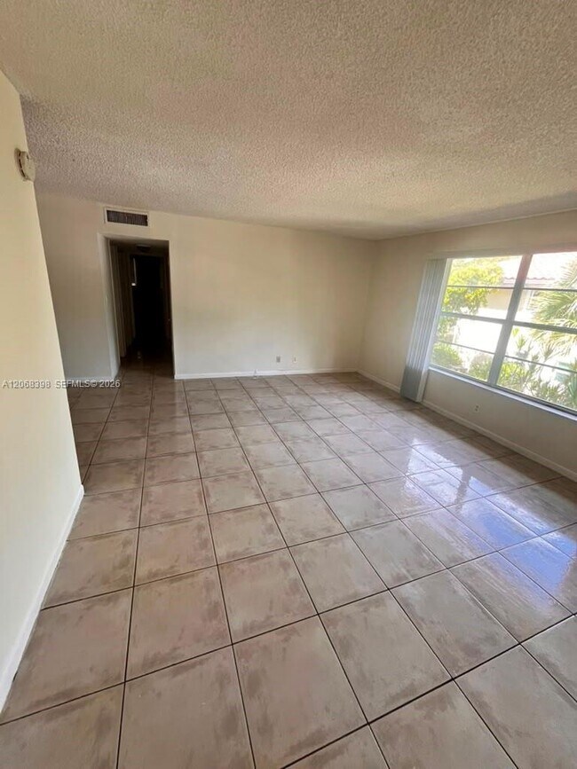 Foto del edificio - 8704 NW 35th St