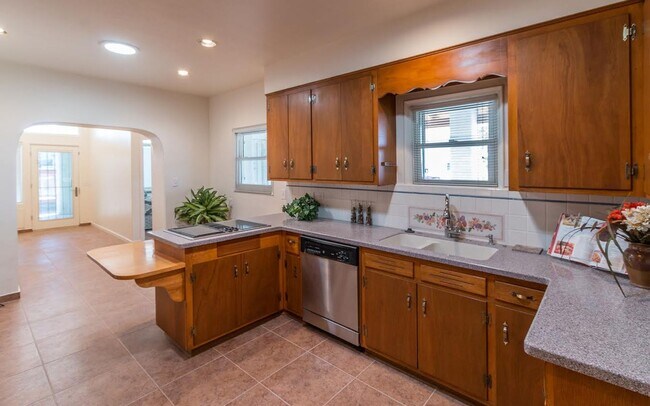 Foto del edificio - U of A  5 BEDROOM