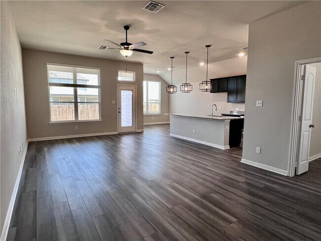 Building Photo - 908 Fallbrook Dr