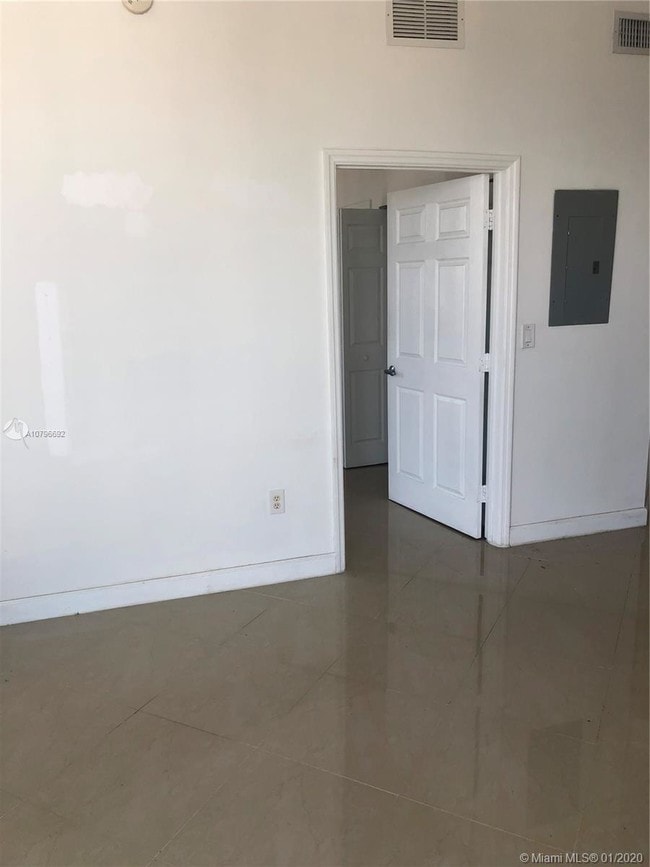Building Photo - 2600 SW 27th Ave