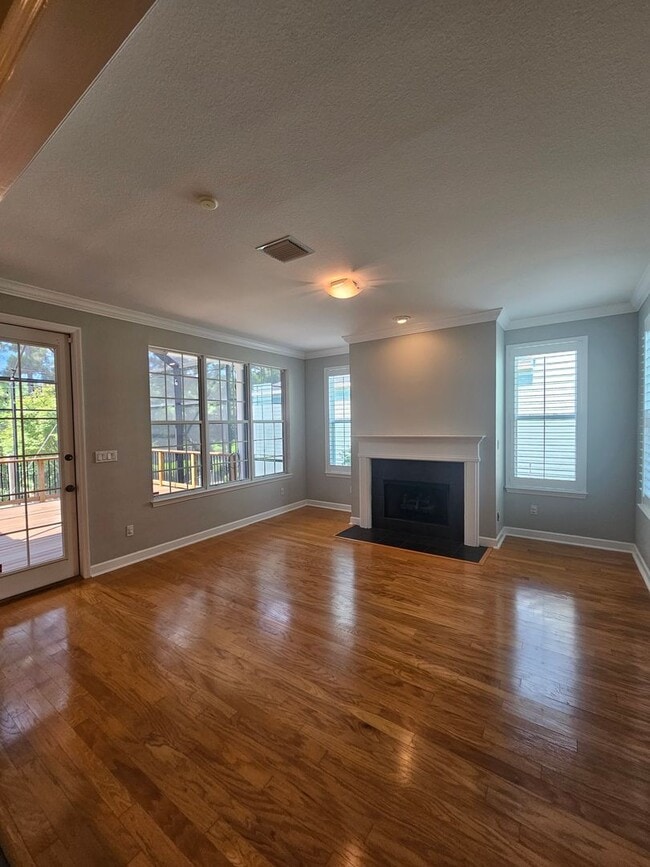 Building Photo - 3BR/2.5BA Close to Everything