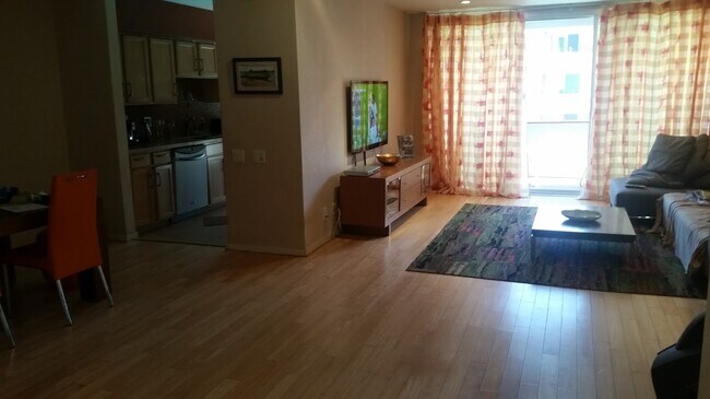 Foto del edificio - 4915 Tyrone Ave