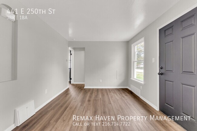 Foto del edificio - 441 E 250th St