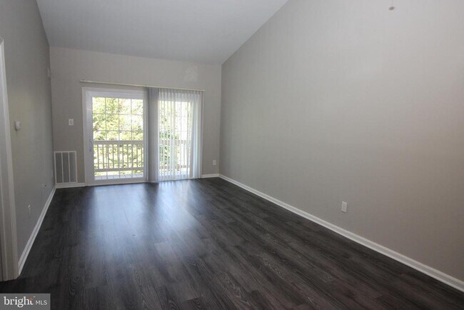 Building Photo - 6010 Beacon Hill Dr