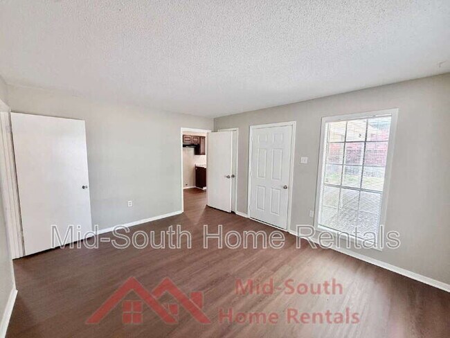 Foto del edificio - 729 Blackstone Ln