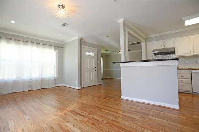 Foto del edificio - 1721 Woodcrest Dr