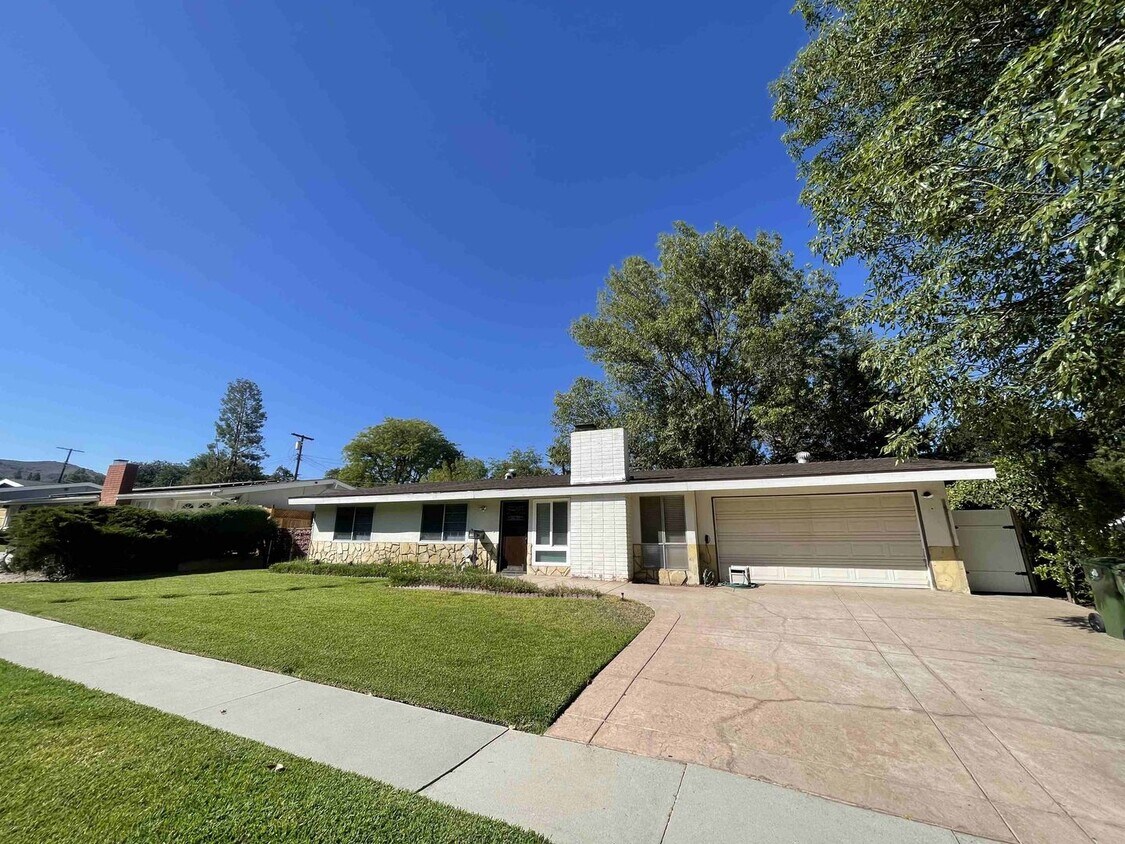 Foto principal - BEAUTIFULLY REMODELED GRANADA HILLS HOME!