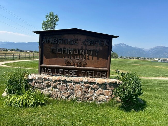 Building Photo - Beautiful Home in Rural Setting