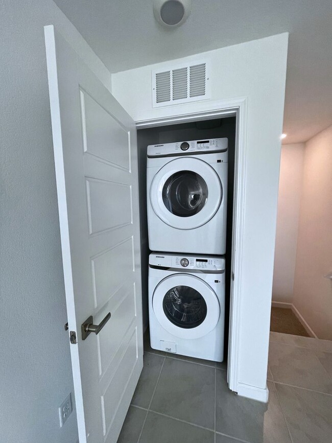 Foto del edificio - Now Leasing – Brand-New Townhome in Herita...