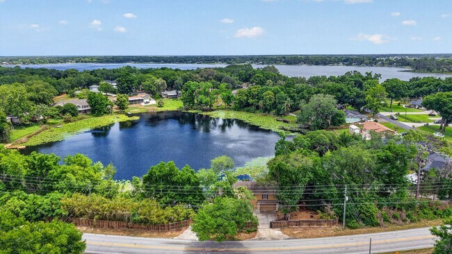 Foto del edificio - Available Now! Waterfront Living at Its Best – Pool, Decks & Gated Privacy