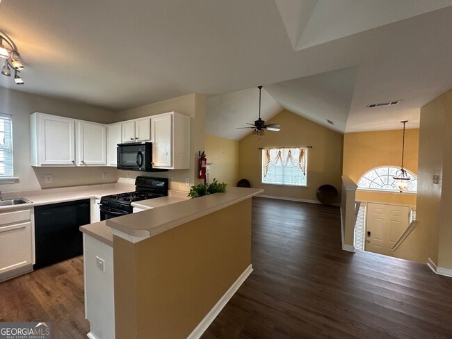 Building Photo - 1943 Oakbluff Way SW