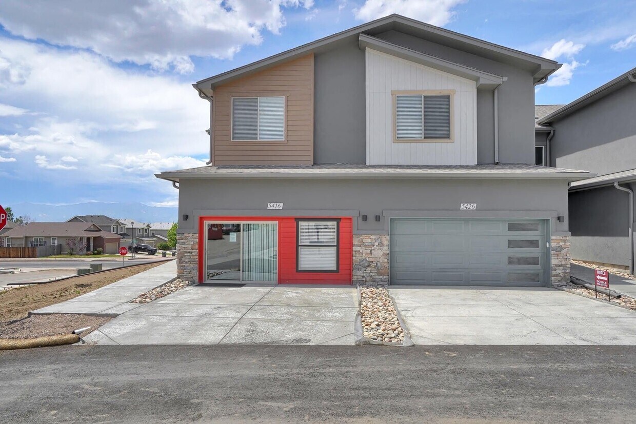 Foto principal - $2000 | 3BR/2.5BA | Newly Built Townhome f...