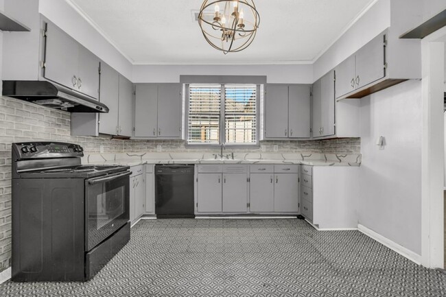 Building Photo - 2 bed/1 bath apartment