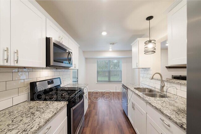 Building Photo - 3401 Santa Monica Dr