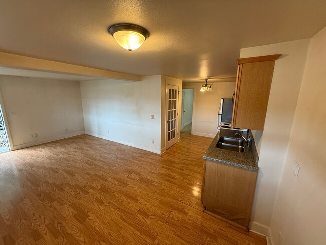 Building Photo - Queen Anne/Seattle 2bd 1bath duplex Unit f...