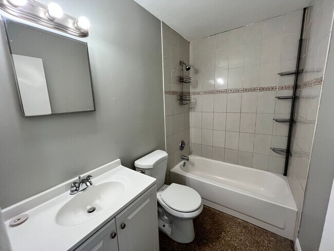 Foto del edificio - Simple & small 2BR Duplex