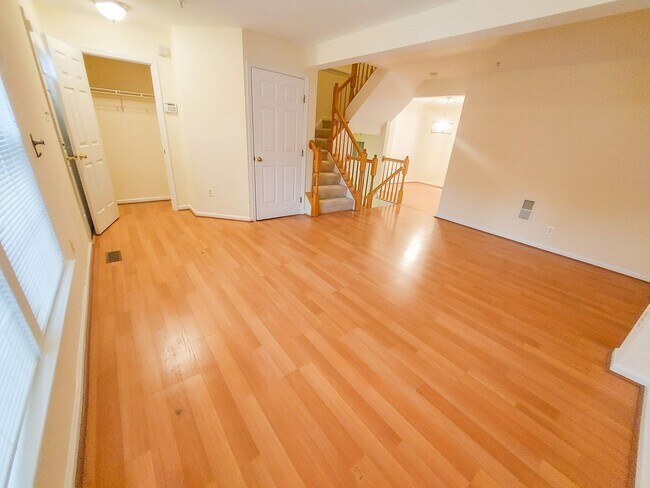 Foto del edificio - Charming and Updated 3BR/2.5BTH townhome in desirable Germantown, MD