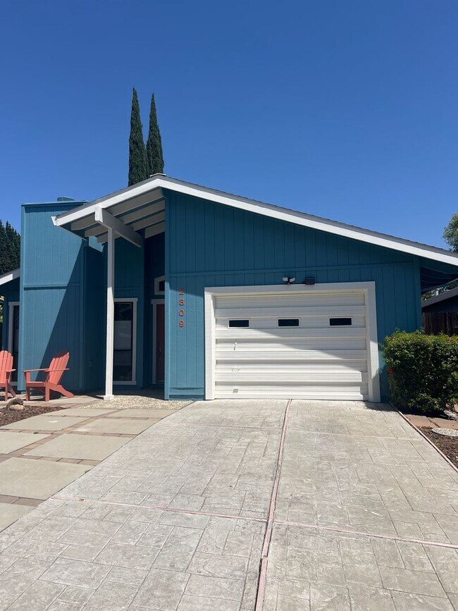 Foto del edificio - Charming 3 Bed, 2 Bath Home in West Davis ...