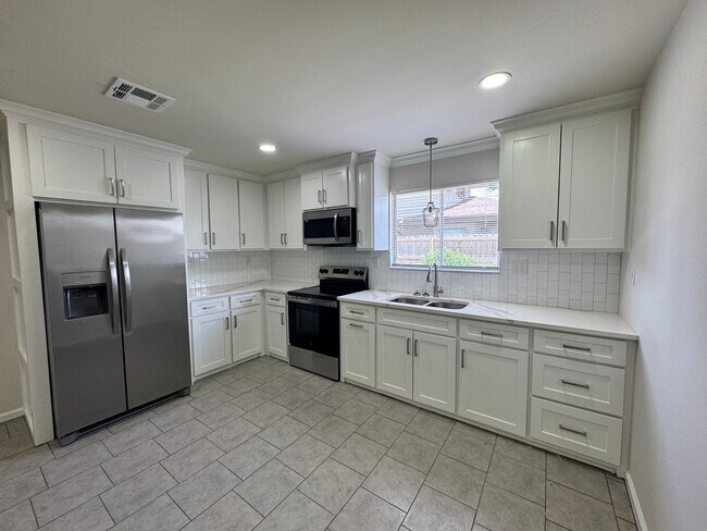 Building Photo - 3 Bedroom / 2 Bathroom Modern House