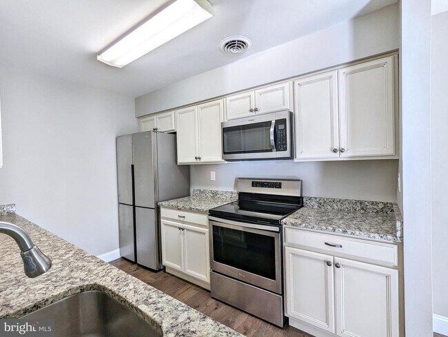 Foto del edificio - 54 Piccadilly Cir