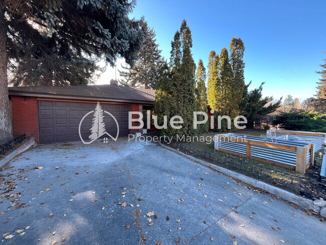 Building Photo - 175 W 17th St