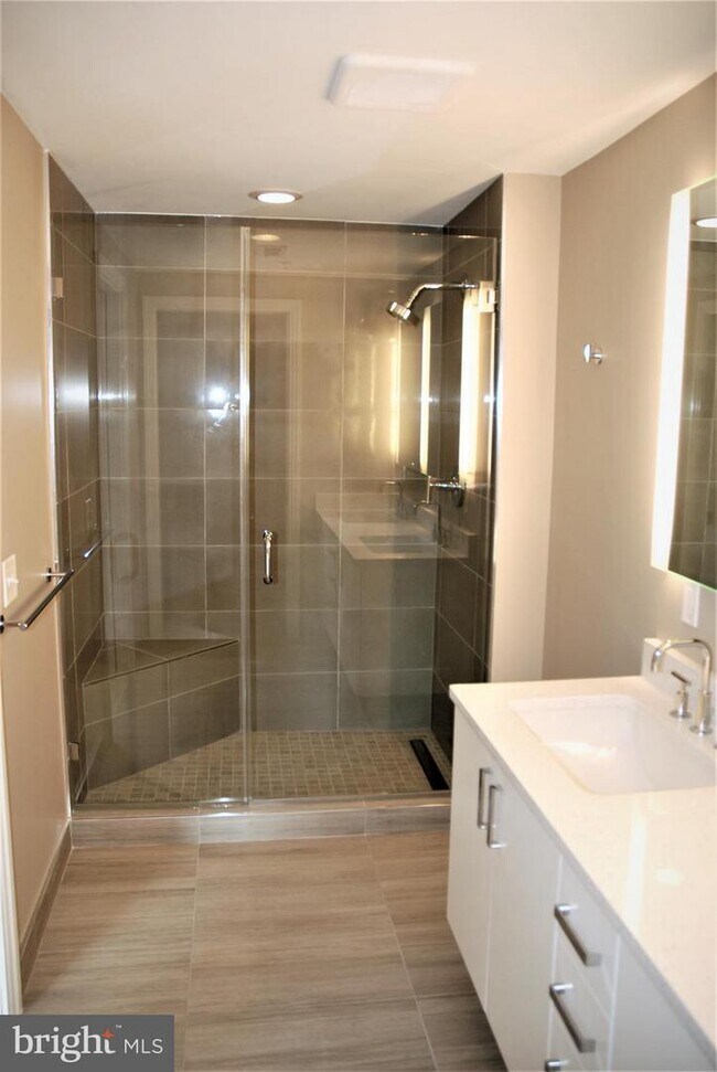 Foto del edificio - 8302 Woodmont Ave