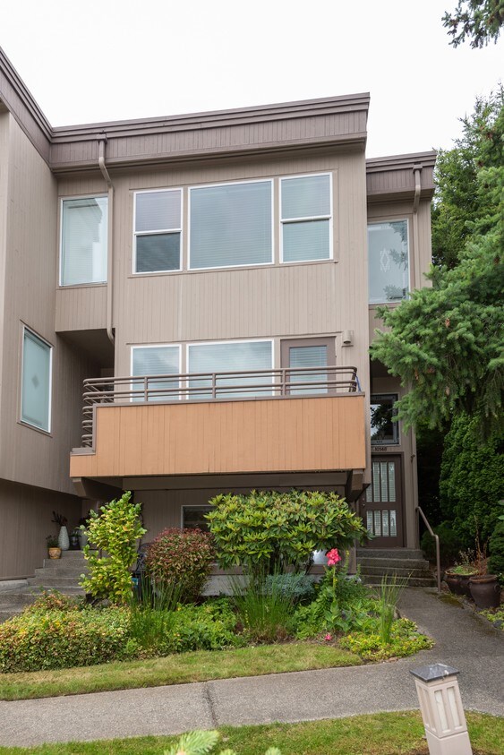 Primary Photo - Pointe Vista - 3 bedrooms