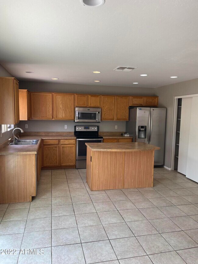 Building Photo - 8853 W Salter Dr