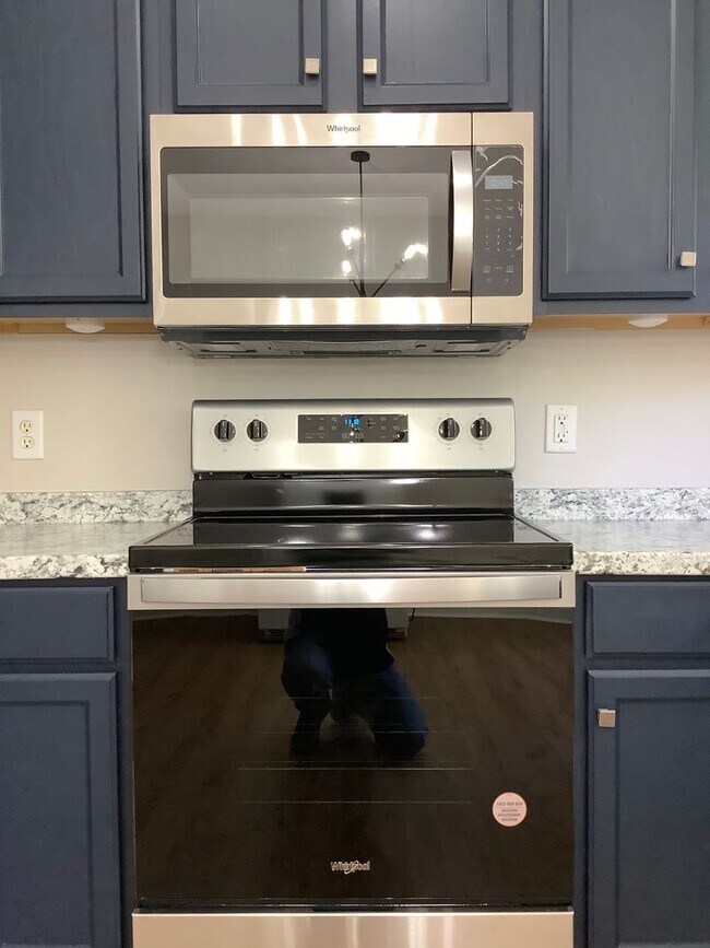 Building Photo - 2 bedrooms - 2 1/2 bath townhome - newly remodeled