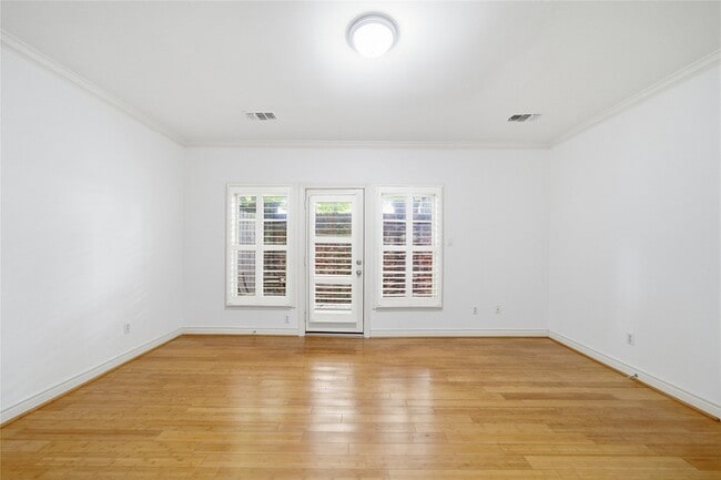 Building Photo - 1329 Hyde Park Blvd