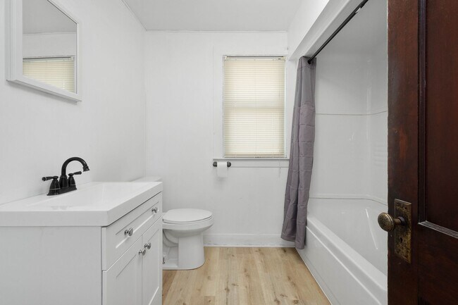 Foto del edificio - *WOW! 1 MONTH FREE RENT IF SIGNED BY 3/27/...