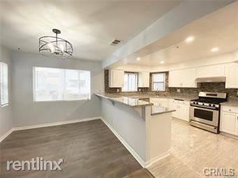 Foto del edificio - 9216 Tobias Ave