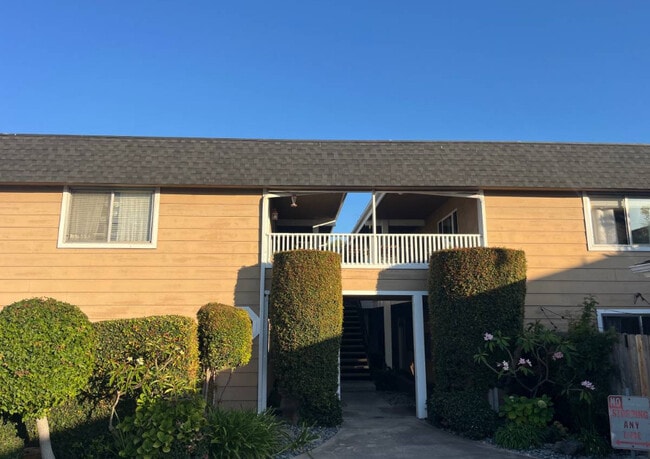 Building Photo - 2678 Santa Ana Ave