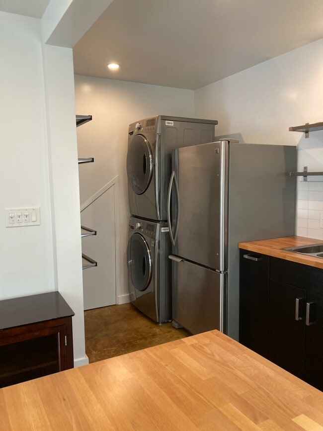 In -unit Washer/Dryer - 4627 Harriman Ave